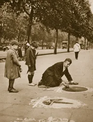 Straatkunstenaar op de Embankment, geobserveerd door kinderen